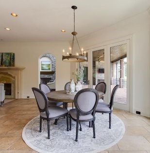 tính linh hoạt phối hợp và thẩm mỹ của bộ bàn ăn Louis Grandé