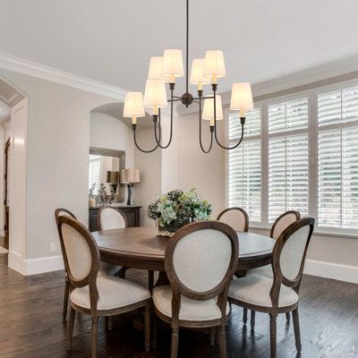 thiết kế đẳng cấp và nổi trội của bộ bàn ăn Louis Grandé