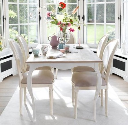 nét đặc trưng và ưu điểm nổi bật của bộ bàn ăn Louis Maison