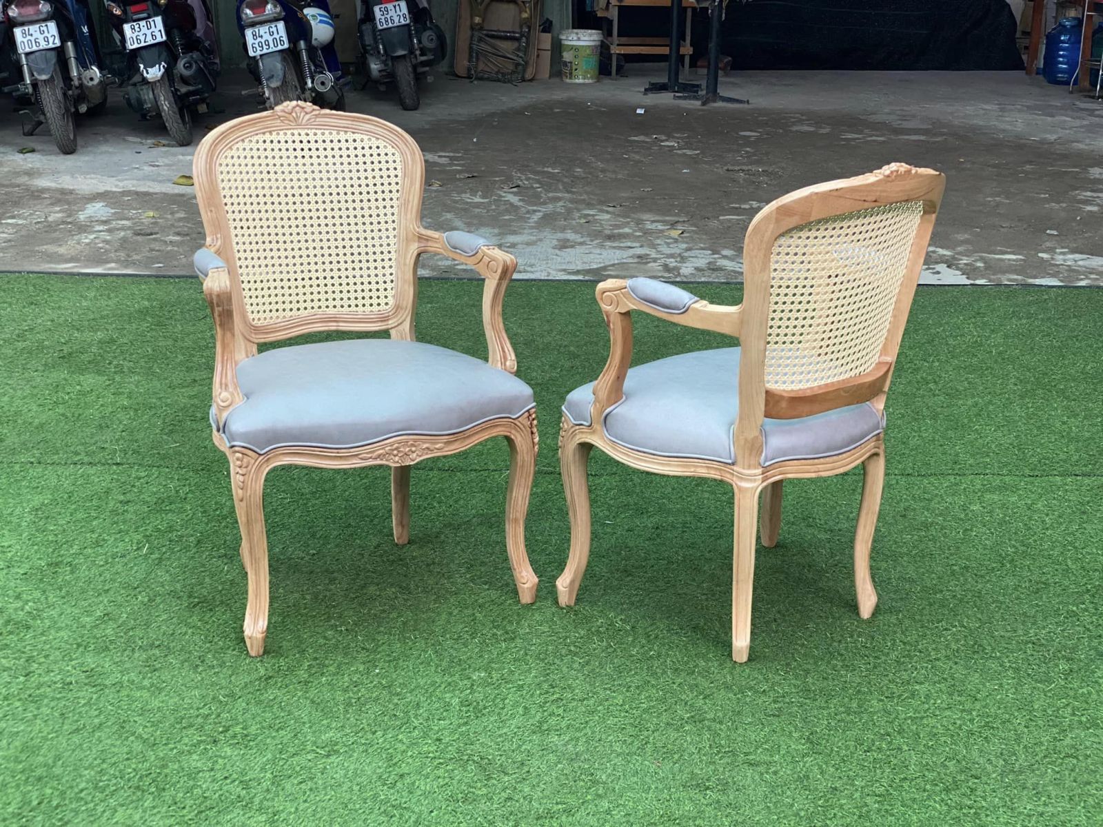 Ghế nhà hàng Louis bông mai có tay