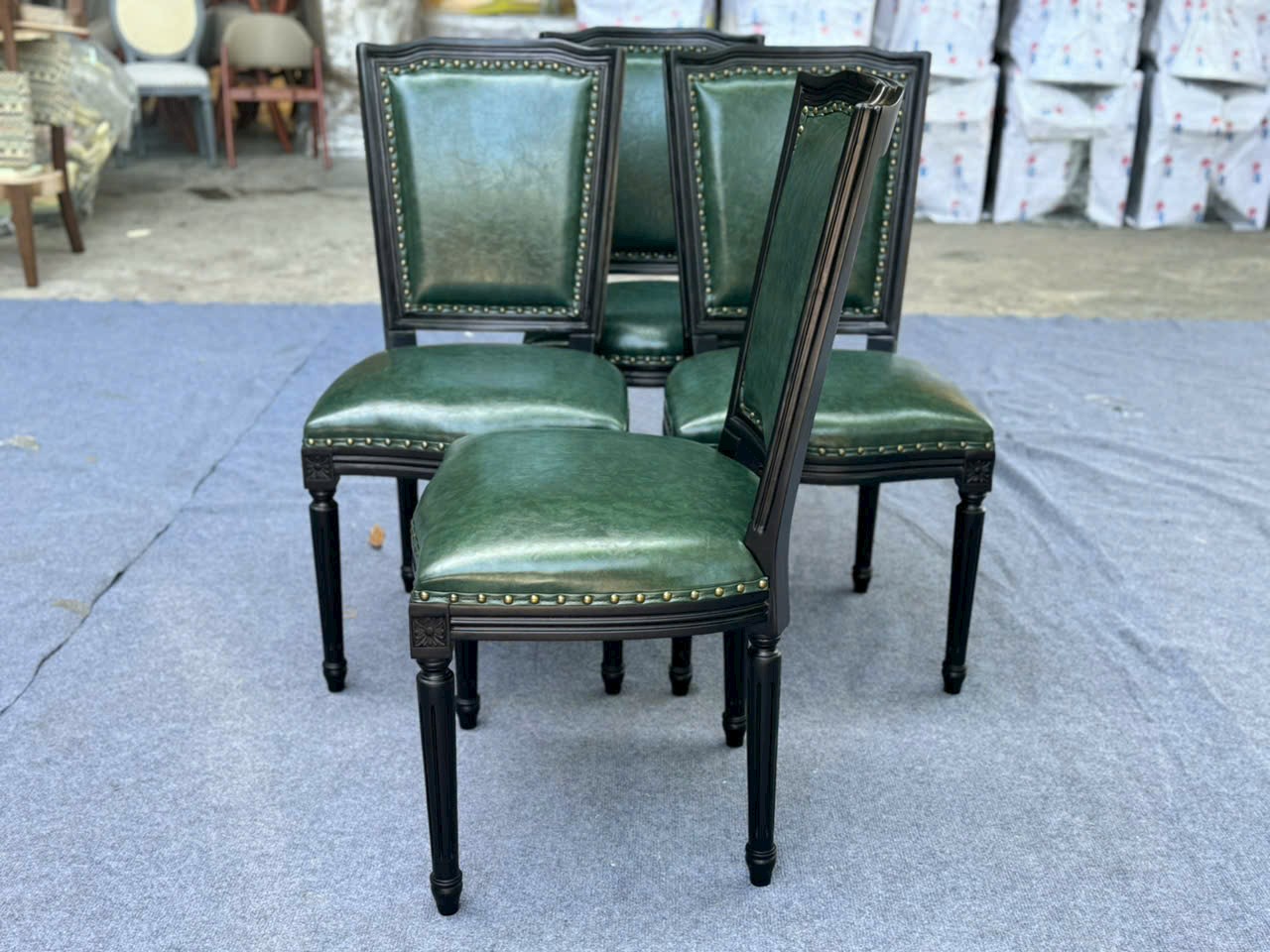 Ghế nhà hàng Louis tựa vuông nệm da