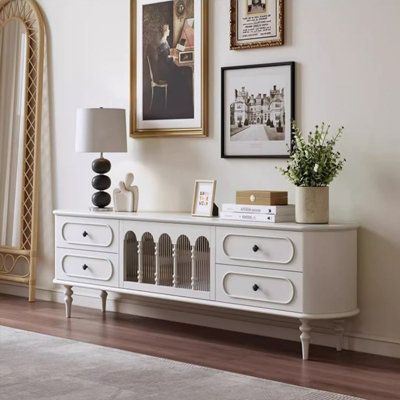 vẻ đẹp cổ điển lãng mạn và nét hiện đại tinh tế của Kệ Tivi Luna Elegance