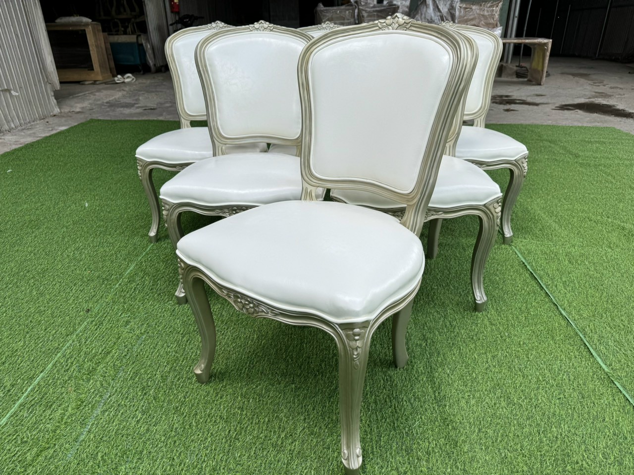 Ghế nhà hàng Louis bông mai bọc nệm da