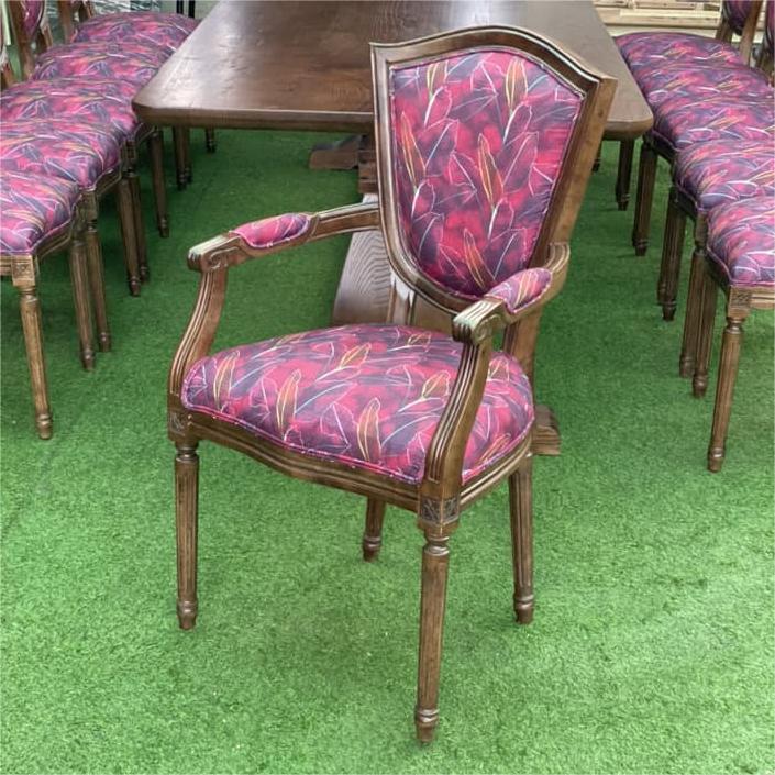 Ghế nhà hàng Louis tựa bánh tây