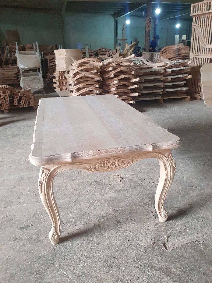 ban-tra-sofa-co-dien-chan-cong-hoa-tiet-cham-tinh-xao