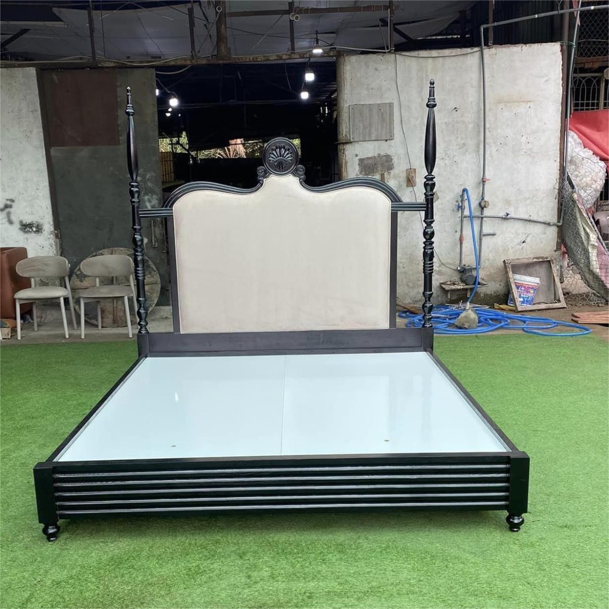 Giường ngủ chạm đục hoa văn