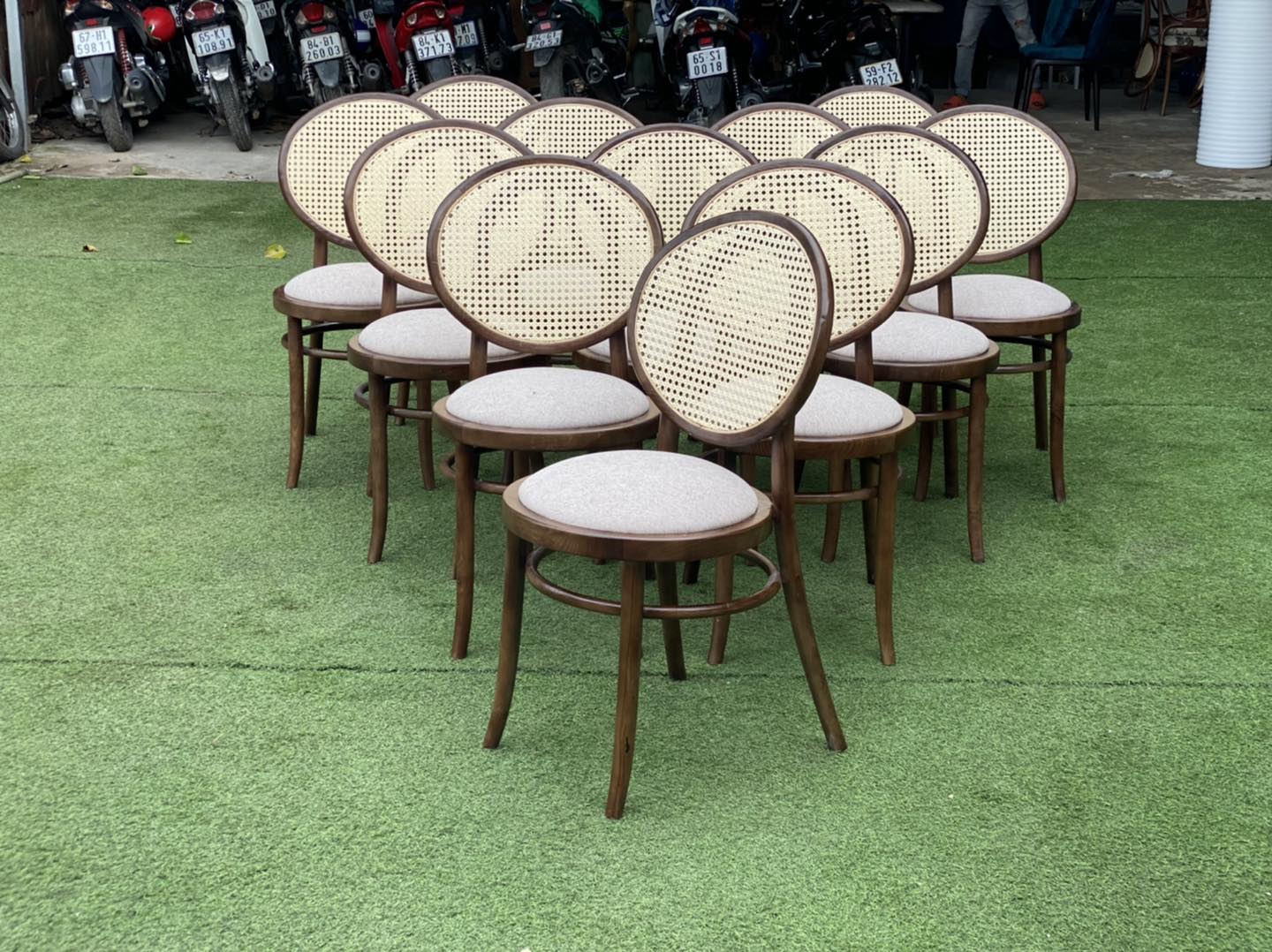 Ghế nhà hàng Thonet mặt trăng