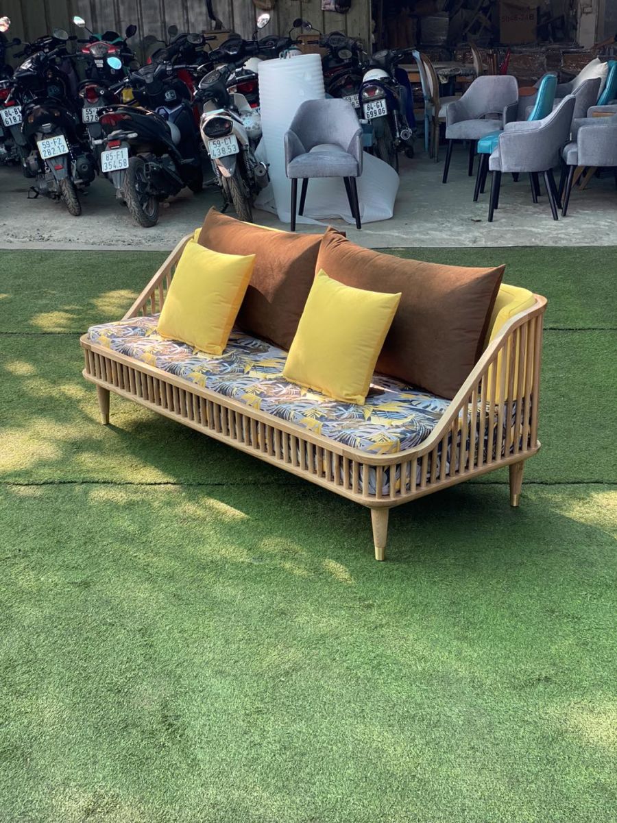 Sofa băng phòng khách KBH gỗ Ash bọc nệm hoa văn là một lựa chọn lý tưởng cho những ai yêu thích sự tinh tế, bền bỉ và phong cách. Sản phẩm không chỉ là một món đồ nội thất thông thường mà còn là điểm nhấn nghệ thuật, góp phần làm tăng thêm giá trị thẩm mỹ cho không gian sống
