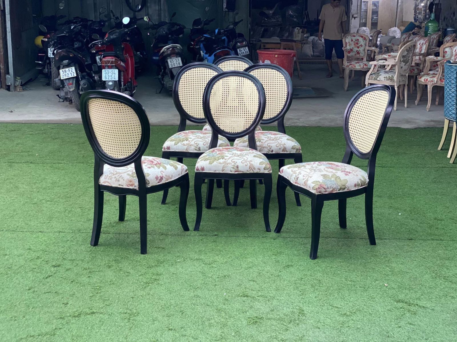 Ghế nhà hàng Louis chân quỳ